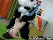 Sexy y divertido panda folla a chica